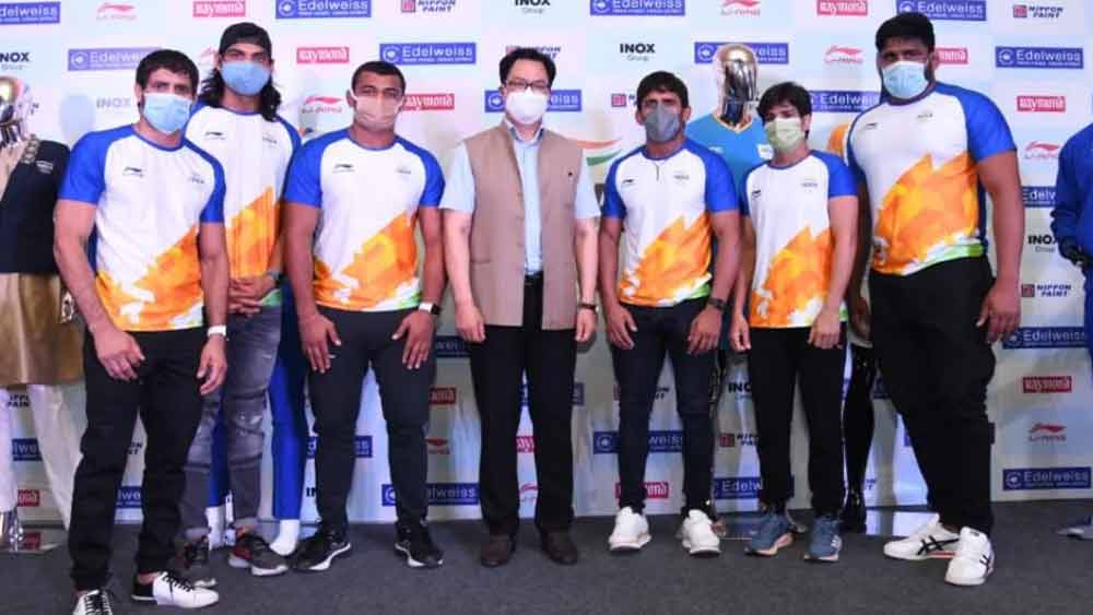 ভারতীয় দলের সঙ্গে কেন্দ্রীয় ক্রীড়ামন্ত্রী কিরেণ রিজিজু। ফাইল চিত্র। 