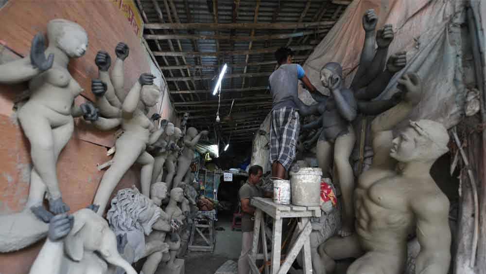 কুমোরটুলিতে চলছে প্রতিমা গড়ার কাজ। 
