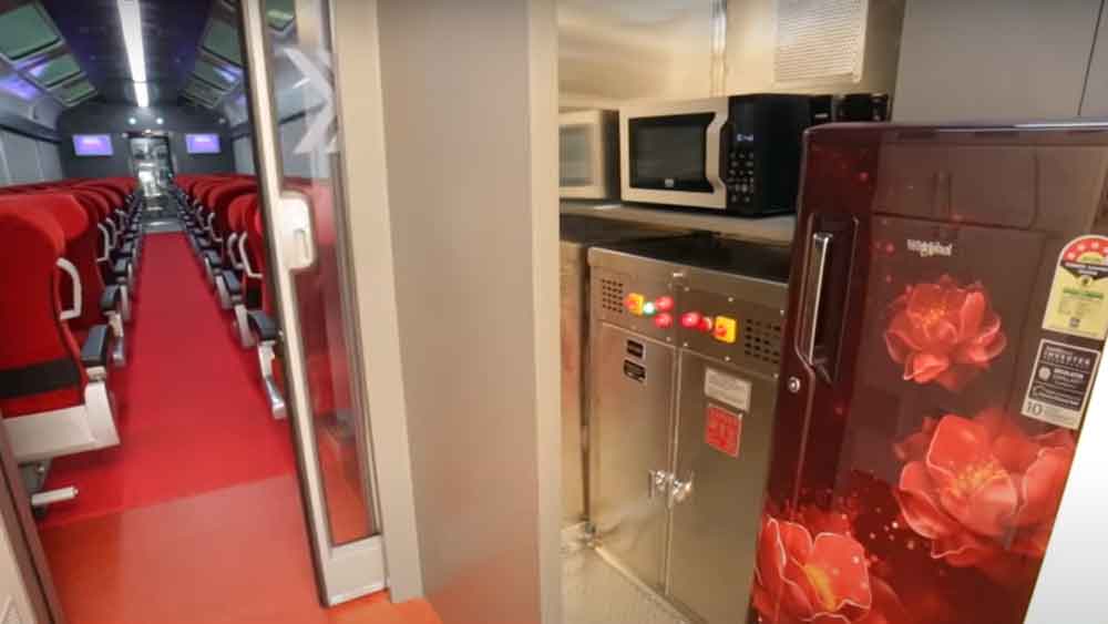 যাত্রী স্বাচ্ছন্দ্যের নানা ব্যবস্থা রয়েছে এই কোচে।