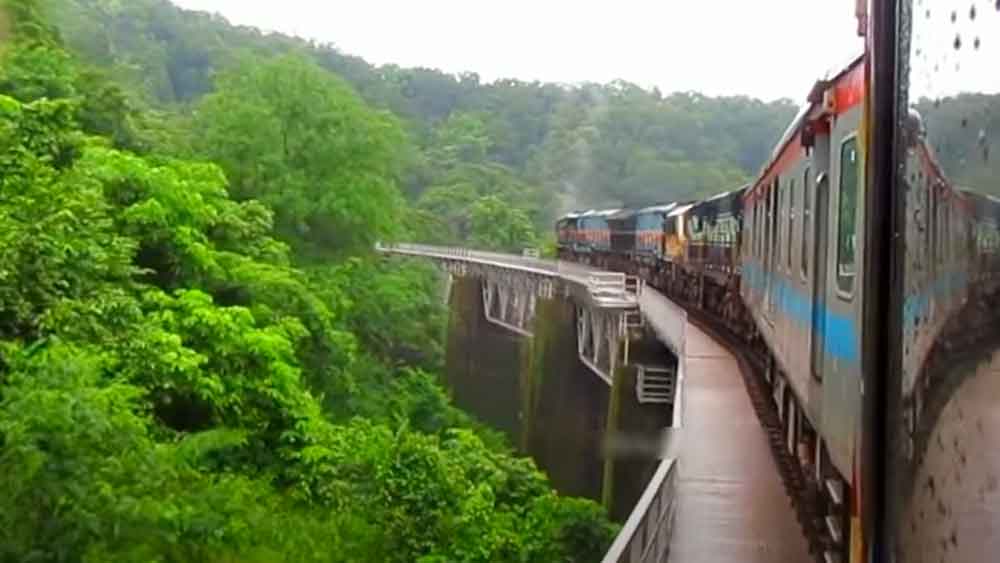 সবুজে ঘেরা পাহাড়ের অপরূপ দৃশ্য উপভোগ করতে এই সুযোগ এনেছে রেল।