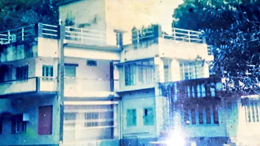 ২০০৩ সালে তলিয়ে যাওয়া পঞ্চানন্দপুরের েসই গঙ্গাভবন।  ছবি: সেচ দফতর মালদহ ডিভিশন