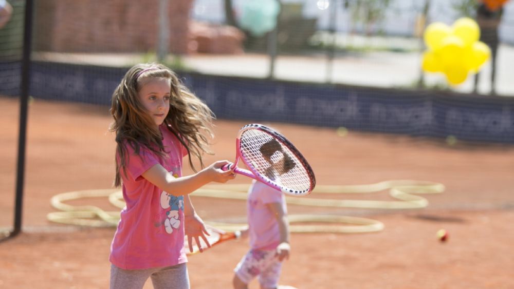 খেলাধুলোর পরিকাঠামো উন্নয়নেও সাহায্য করা হয়।