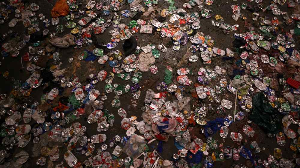 রাস্তায় ছড়িয়ে বিয়ারের বোতল