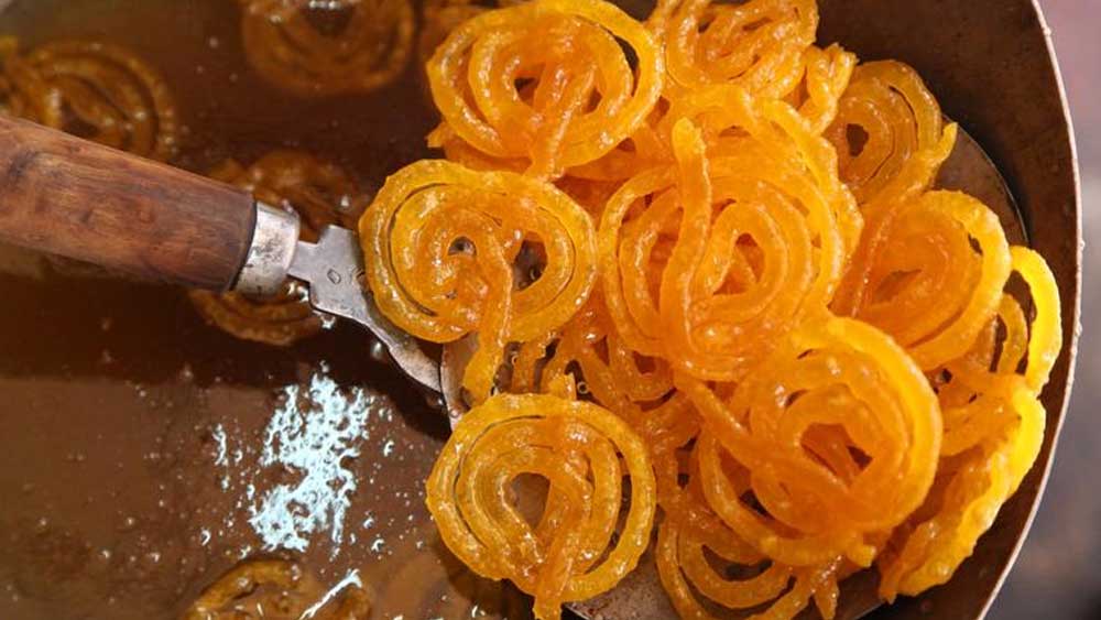 পাঁপড়ভাজা আর বেগুনির পরে ভাজা মিষ্টিই চা‌ই।