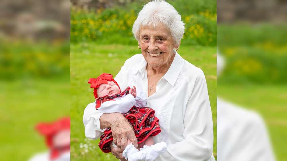 একই পরিবারের ছয় প্রজন্ম জীবিত রয়েছেন স্কটল্যান্ডে। এঁদের পাঁচ প্রজন্মই মেয়ের মা। মারি মার্শাল, যিনি এই ছয় প্রজন্মের বয়স্কতম সদস্যা তিনি এক মাস আগেই স্বাগত জানিয়েছেন, তাঁর উত্তরতম পুরুষকে। দেড় মাস বয়সের ষষ্ঠ প্রজন্মের মেয়েটির নাম নাইলা ফার্গুসন। নাইলার দৌলতে মারি আপাতত স্কটল্যান্ডের সবচেয়ে পুরনো দিদা। ইংরেজিতে বললে গ্রেট গ্রেট গ্রেট গ্র্যান্ডমাদার। বাংলায় অতি বৃদ্ধ প্রমাতামহী!