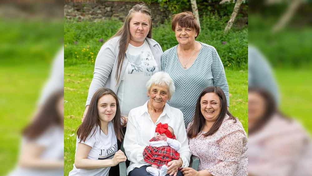 আট সন্তানের মা মারি। আট জনই কন্যা। এঁদের মধ্যে সবার বড় রোজ থরবার্নের বয়স এখন ৬৮। রোজের চার সন্তান। এঁদের মধ্যে সবার বড় চেরিলের বয়স এখন ৫০। চেরিল মা হয়েছিলেন মাত্র ১৫ বছর বয়সে। ১৯৮৬ সালে তাঁর কন্যা ক্যারির জন্ম হয়। ক্যারি এখন ৩৫। তবে এরই মধ্যে চার সন্তানের মা তিনি। নতুন মা টোনি লেই এইটকেন ক্যারিরই বড় মেয়ে।