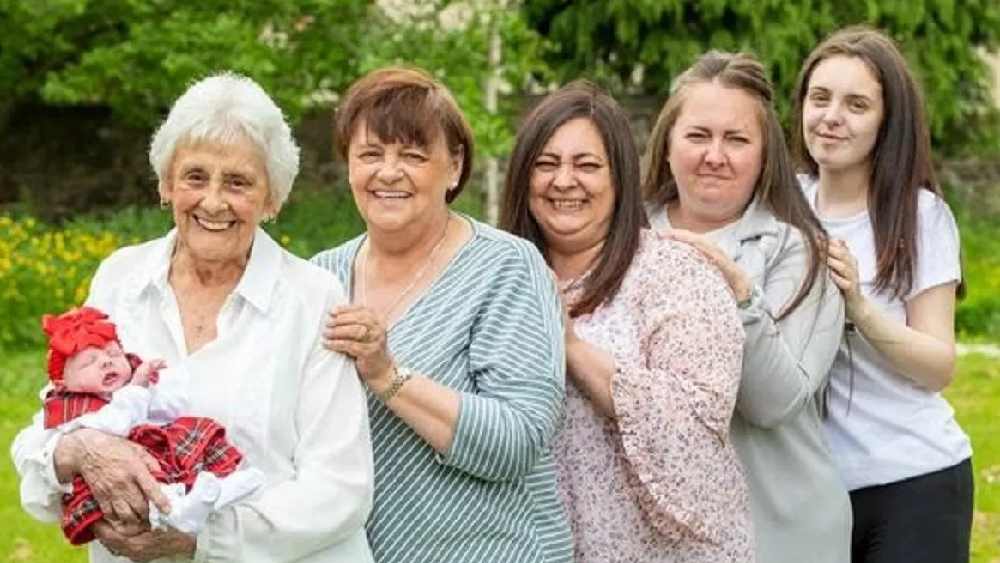 বরাবরই হইচই করে মেতে থাকা পরিবারটির আগ্রহের কেন্দ্রে অবশ্য এখন একজনই। ৬ পাউন্ড ১৪ আউন্স ওজনের ছোট্ট নাইলা। মারির ষষ্ঠ প্রজন্ম। যা তাঁর নাম ব্রিটেনের রেকর্ডে পৌঁছে দিয়েছে।