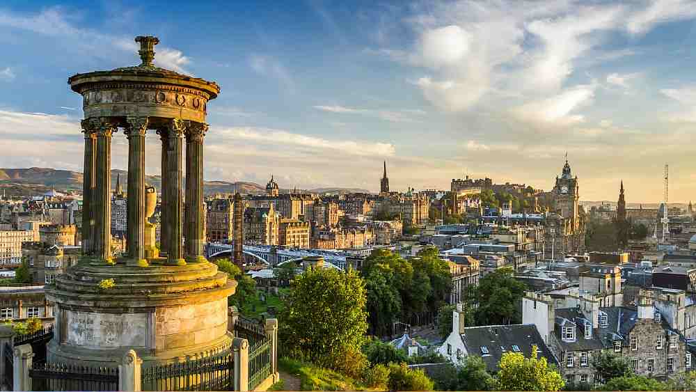 এডিনবরায় কাছাকাছি বাড়ি প্রত্যেকের। বিশাল পরিবারটির সদস্যদের সাক্ষাত্ তাই প্রায়শই হয়।