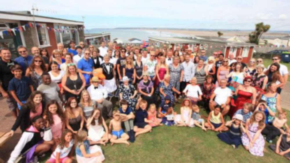 অতিমারিতে গত দু’বছরে পরিবারের সবাই একসঙ্গে হতে পারেননি। তবে ৯০ জন নাতি-নাতনি এবং মেয়েদের নিয়ে যখন মারির পরিবার একজোট হয়, তখন নাকি এলাকায় কান পাতা যায় না, জানিয়েছেন টোনি।