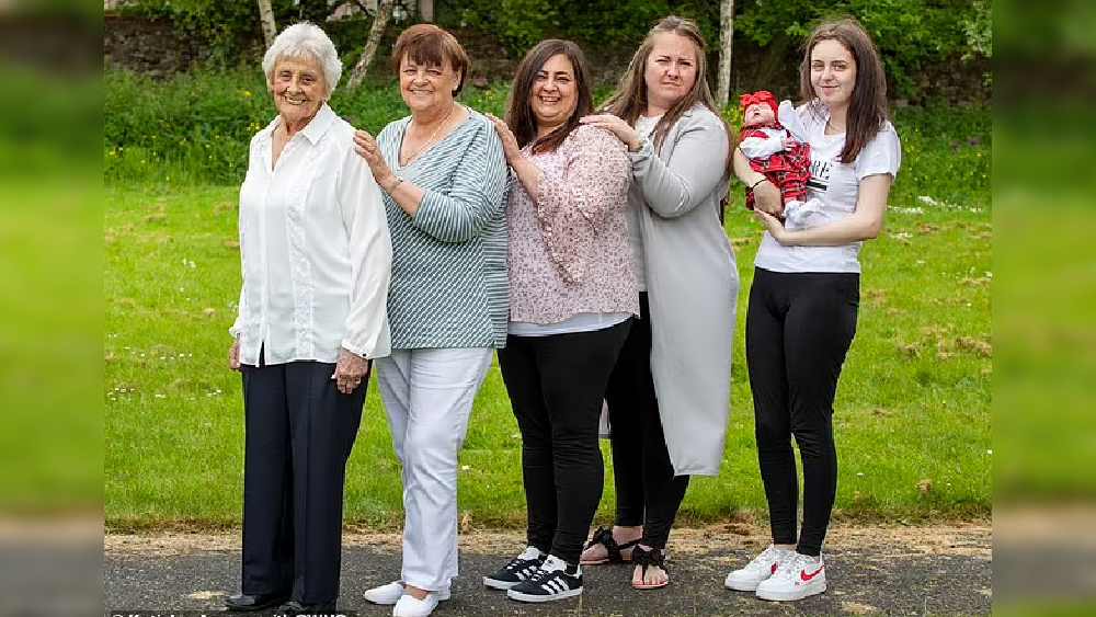 টোনি বলেছেন, ‘‘অন্তঃসত্ত্বা হওয়ার পর বিষয়টি নিয়ে মজা করছিলাম আমরা। পরে বিভিন্ন জায়গা থেকে খোঁজ খবর নিয়ে জানতে পারি, স্কটল্যান্ডে আমাদের মতো ছয় প্রজন্মের পরিবার আর একটিও নেই।’’