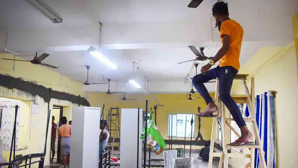 মেডিক্যালে নতুন শিশু বিভাগে চলছে বিদ্যুতের কাজ। নিজস্ব চিত্র