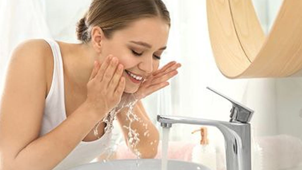 তবে এই থেরাপি করানোর আগে কয়েকটি বিষয় মাথায় রাখতে হবে। ত্বকে সানস্ক্রিন থাকলে ভাল ফল মিলবে না। ত্বক থেকে সমস্ত মেকআপ ভাল করে পরিষ্কার করতে হবে থেরাপির আগে।