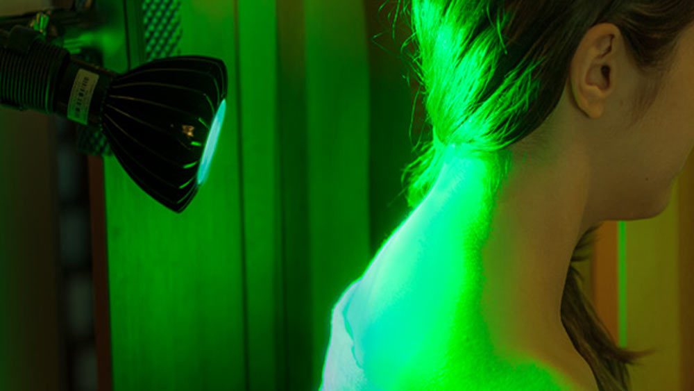 ত্বকের কালো ছোপ, হাইপারপিগমেন্টেশন থেকে রক্ষা করে এবং ত্বককে শান্ত রাখে সবুজ আলো। কোলাজেনের উৎপাদন বাড়িয়ে ত্বক সতেজ করে, বলিরেখা দূর করে হলুদ আলো। ত্বকের প্রয়োজন মতো আলো বেছে নিতে পারেন।