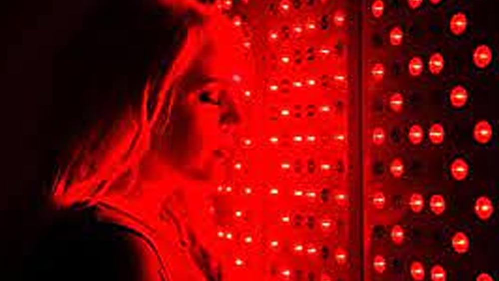 ত্বকের প্রদাহ দূর করে এবং ত্বকের বয়স কমায় লাল আলো। নীল আলোর তরঙ্গদৈর্ঘ্যে অ্যান্টি-ব্যাকটিরিয়াল গুণ রয়েছে। ব্রণ থেকে মুক্তি দিতে এর জুড়ি মেলা ভার।