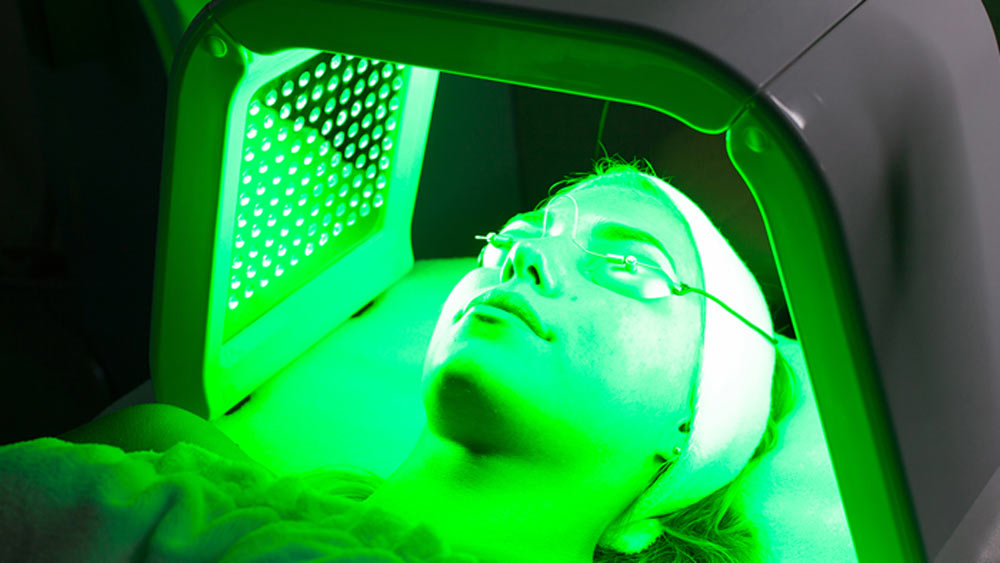 লাল এবং নীল ছাড়াও সবুজ এবং হলুদ আলোও ব্যবহার করা হয়ে থাকে এতে। এই চার রকমের আলোর আলাদা প্রভাব রয়েছে।