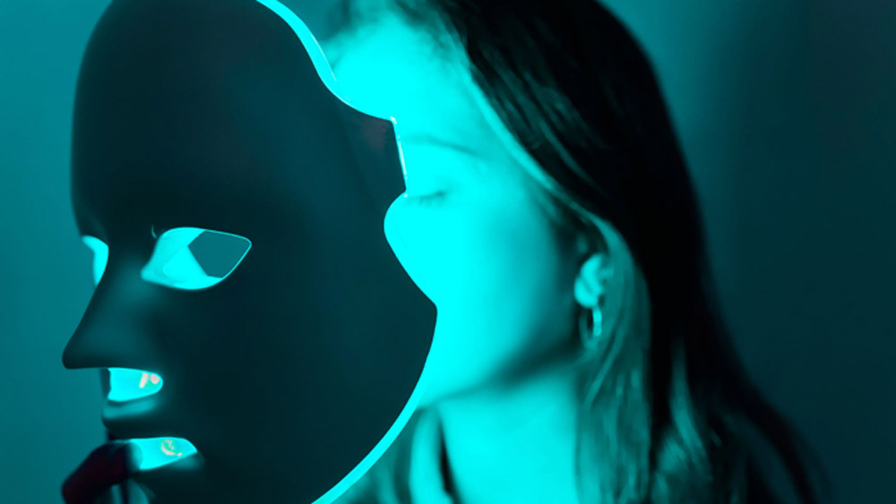 এ ক্ষেত্রে একটি মুখোশ পরিয়ে দেওয়া হয়। মুখোশের মধ্যে একাধিক এলইডি আলো দেওয়া থাকে। ত্বকের মধ্যে সরাসরি সেই আলো প্রবেশ করে।