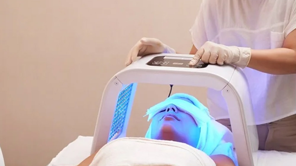 কী এই এলইডি থেরাপি? ত্বকের মেরামতিতে কী ভাবে কাজ করে এই থেরাপি?