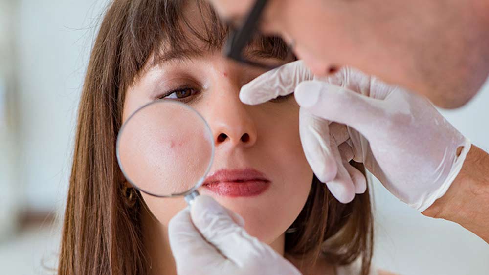 চর্মরোগ বিশেষজ্ঞদের মতে, এলইডি খুব সহজে এবং অনেক কম সময়ে ত্বক ‘মেরামত করে’ জৌলুস ফিরিয়ে আনে।