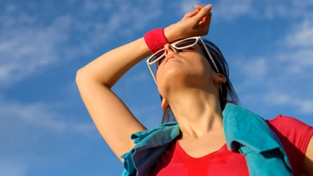 সূর্যের কড়া রোদে পুড়ে যাওয়া ত্বক, ব্রণের দাগ বা জৌলুসহীন ত্বক- সবেরই সমাধান লুকিয়ে রয়েছে এই এলইডি থেরাপির মধ্যে।