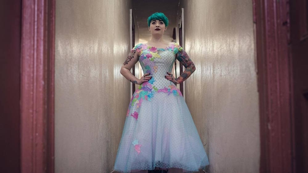 বিয়ের দিন কি না সেই গতে বাঁধা সাদামাটা পোশাক! একেবারেই পছন্দ ছিল না এই মহিলার। তাই ওই দিন সাদার বদলে অর্ডার দিয়ে ফুলছাপ পোশাক বানিয়েছেন তিনি। পোশাকের সঙ্গে মিল করে নিজের চুলেও নীল রং করে নিয়েছিলেন।