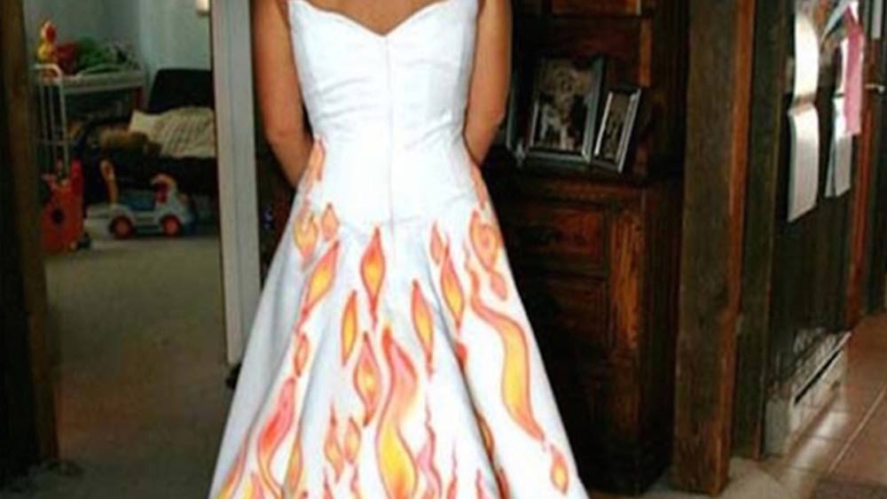 নিজেকে ‘হট’ লাগতে ইনি আবার নিজের পোশাকেই ‘আগুন’ ধরিয়ে দিয়েছেন। সাদার উপর কেমন আগুনের ফুলকি ঝরে পড়ছে দেখছেন তো?