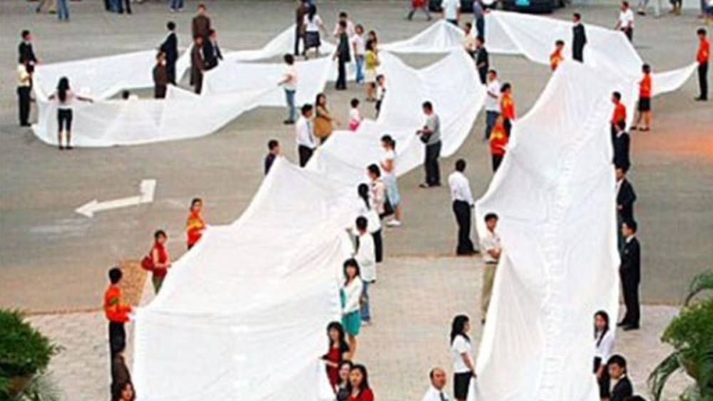 বহু বছর ধরেই বিয়ের পোশাকের সঙ্গে যুক্ত দীর্ঘ অংশ মহিলামহলে খুবই জনপ্রিয়। প্রিন্স ডায়ানার আইকনিক বিয়ের পোশাক এর প্রকৃষ্ট উদাহরণ। এই মহিলা আবার আরও কয়েক ধাপ এগিয়ে গিয়েছেন। এমন পোশাক বানিয়েছেন যা সামলাতে মনে হয় অর্ধেক নিমন্ত্রিতকেই হাত লাগাতে হবে।