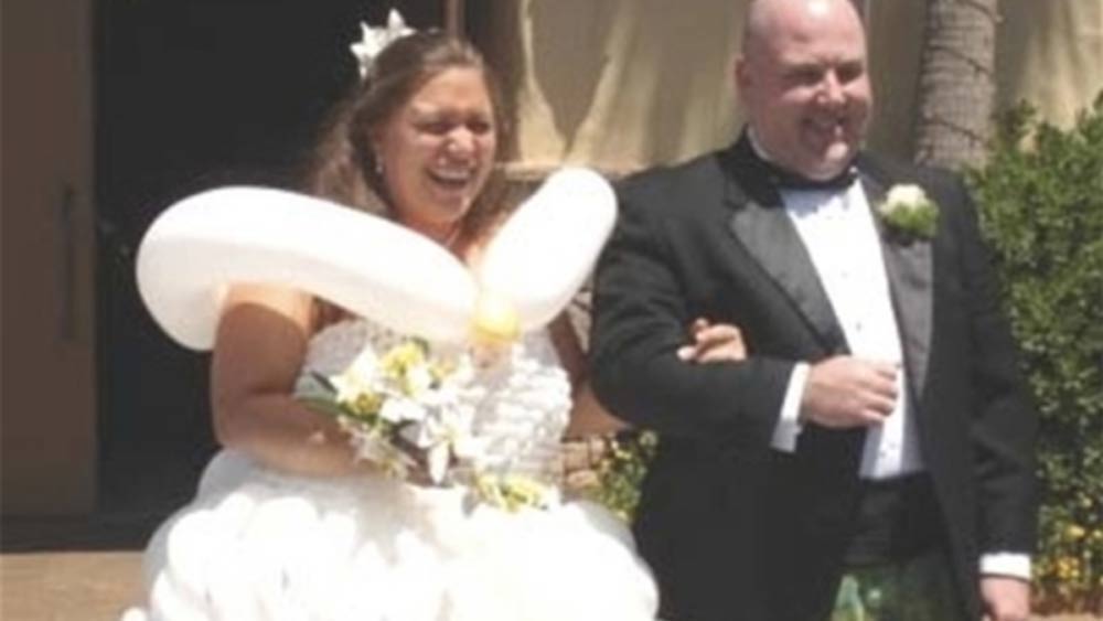 ইনি আবার বিয়ে করতে চেয়েছিলেন ফুরফুরে মেজাজে। চাপমুক্ত এবং হালকা মনে। ওই দিন এতটাই হালকা হয়েছিলেন যে উড়েও যেতে পারতেন! কারণ তাঁর পুরো পোশাকই বানানো হয়েছিল বেলুন দিয়ে।