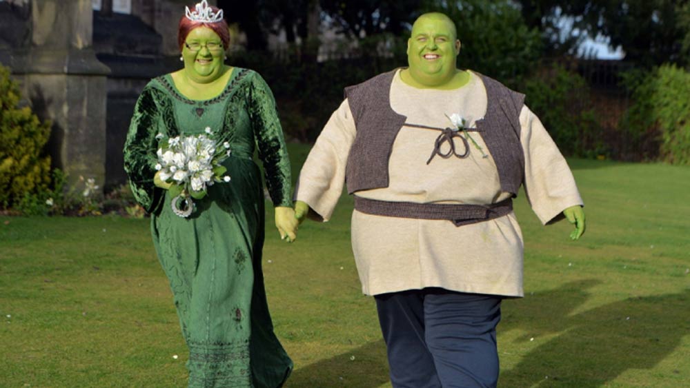 স্বামী-স্ত্রী দু’জনে যখন একই সিনেমার ভক্ত হন তার পরিণতি কী হয়? ঠিক যেমন পাশের ছবিতে রয়েছে। দু’জনেই আসলে ‘শ্রেক’ সিনেমার ভক্ত। তাই ছবির চরিত্রের মতো নিজেদের শরীরও সবুজ রং করে ফেলেছেন।