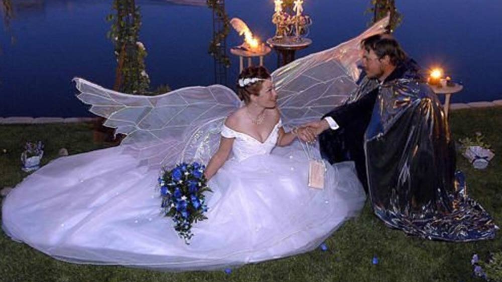 ছোটবেলায় পরীদের গল্প শুনতে আমরা সকলেই ভালবাসতাম। সেই ভালবাসা এঁর বড় হয়েও যায়নি। নিজে পরীদের মতো সেজেছেন আর স্বামীকেও সাজিয়েছেন। পরী হওয়ার স্বপ্ন যেন পূর্ণ হল তাঁর।