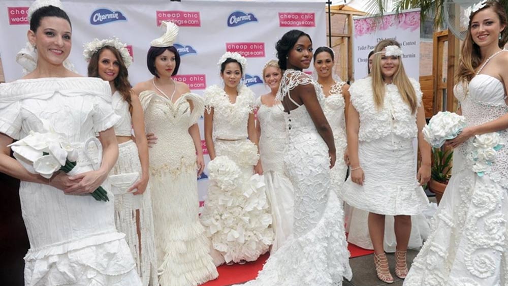 ছবিতে দেখে বোঝার উপায় নেই। এই পোশাক পুরোটাই তৈরি হয়েছে টয়লেট পেপার দিয়ে।