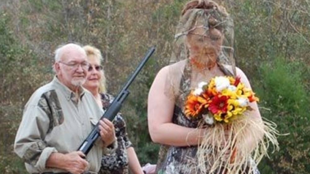 শিকারি কনে। তাঁর কাছে অবসর মানেই বন্দুক নিয়ে শিকারে যাওয়া। এই বিশেষ দিনে কি ভালবাসাকে ভুলে থাকা যায়! তাই বন্দুক দিয়ে পোশাক বানাতে পারেননি তো কী হয়েছে, সঙ্গে বন্দুকধারী এক ব্যক্তিকে রেখে দিয়েছিলেন বিয়ের দিন।