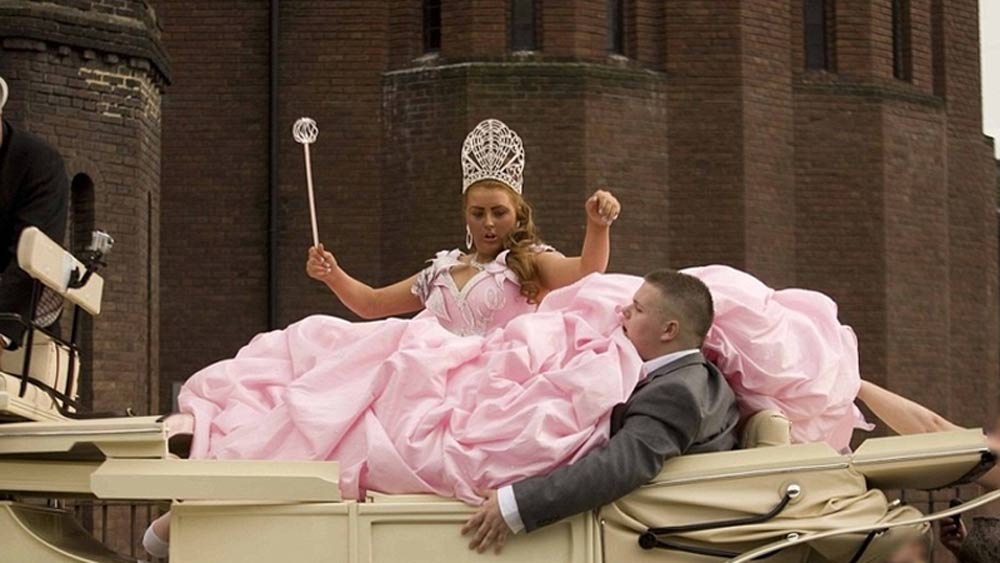 হবু স্ত্রীর শখ মেটাতে বেচারা স্বামীর শ্বাসরোধ হয়ে পড়ার সম্ভাবনা তৈরি হয়েছিল। স্ত্রী চেয়েছিলেন পরীরাজ্যের রাজকন্যা হবেন। সে রকমই পোশাক বানিয়েছেন তিনি। তার ফল কী হয়েছিল এক বার দেখে নিন।