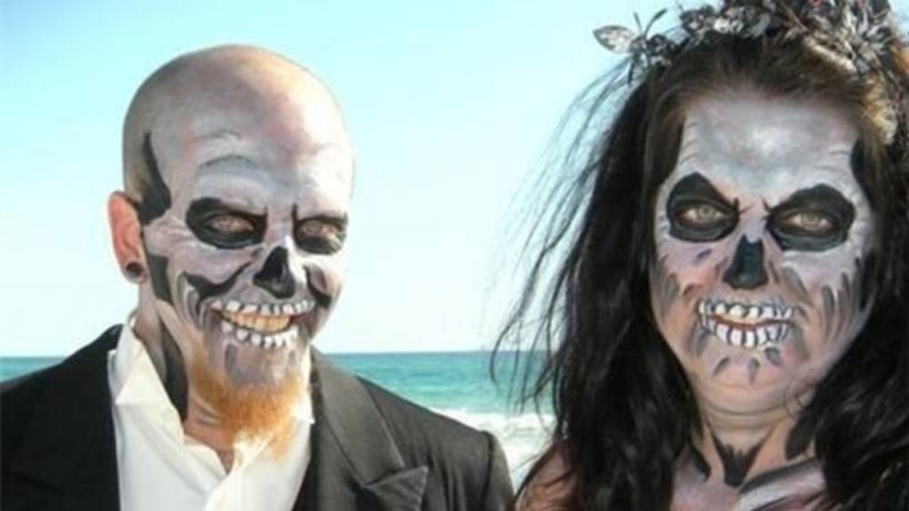 আমৃত্যু বন্ধনে বাঁধা পড়ার শপথ নেন সমস্ত বর-কনেই। শপথের সময় পাঠ করা সেই শব্দবন্ধগুলোকেই বাস্তব রূপ দিয়েছেন এঁরা। জম্বির মতো সেজেছেন তাই। এমন বর-কনে কখনও দেখেছেন?