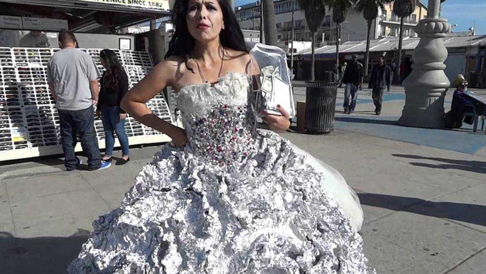 ছবিতে যে পোশাকটি দেখছেন সেটি কী দিয়ে তৈরি করা হয়েছে বলুন তো? পুরোটাই তৈরি হয়েছে অ্যালুমিনিয়াম দিয়ে! বিয়ের দিন নিজেকে স্বতন্ত্র করে তুলতে সত্যিই প্রচুর মাথা খাটাতে হয়েছে তাঁকে। শুধু একটাই প্রশ্ন, এই পোশাক পরে ঘরের বাইরে থাকলেন কী করে?