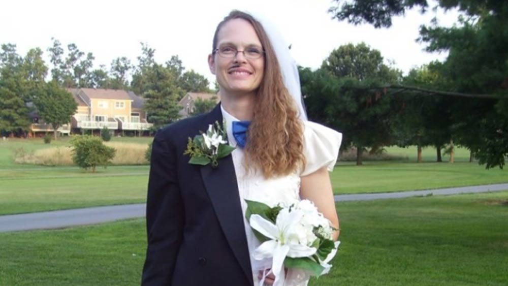 ইনি আবার বিয়ের জন্য মনের মতো মানুষ খুঁজে পাননি। তাই নিজেই নিজেকে বিয়ে করে বসেছেন। তাঁর শরীরের বাঁ দিকটা মহিলা এবং ডান দিকটা পুরুষের মতো সাজিয়ে তুলেছিলেন বিয়ের দিন।