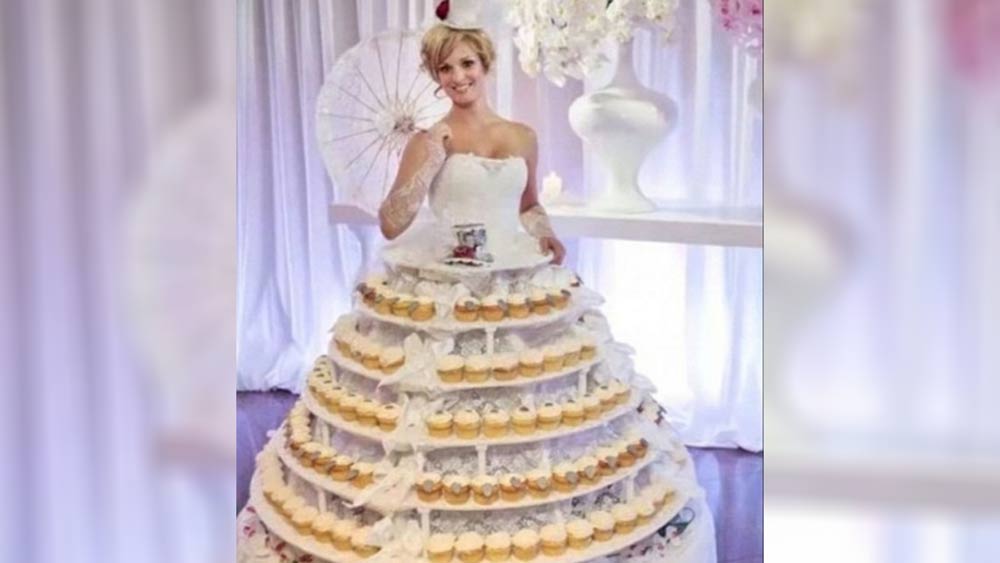 কনের পোশাকই যখন ওয়েডিং কেক! পাশের ছবিতে ভাল করে দেখুন পোশাকটি শুধু কেকের মতো দেখতেই নয়, সেটা সত্যিই কেক। খিদে পেলে কনেও যখন তখন এক টুকরো নিয়ে খেয়েও ফেলতে পারেন।