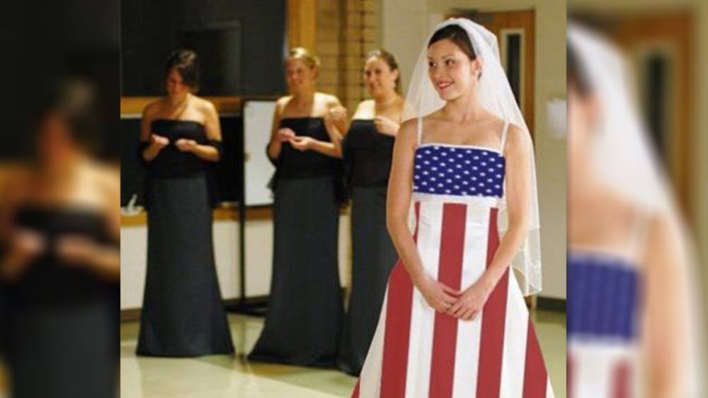 বলাই যায় যে, দেশপ্রেমে নজির তৈরি করেছেন ইনি। তা না হলে নিজের বিয়ের দিনও দেশের পতাকা রাখেন বিয়ের পোশাকে!