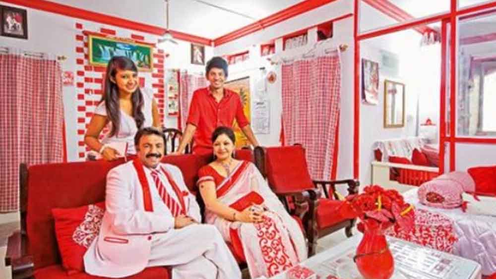 বাড়ি, আসবাবপত্র, পোশাক— সব কিছুতেই লাল এবং সাদা রঙের ছোঁয়া।