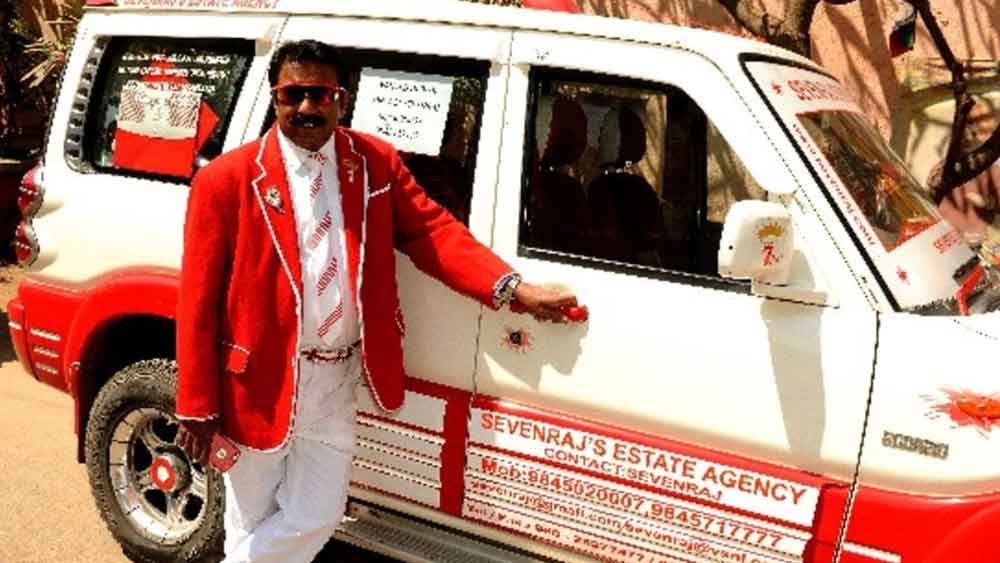 সেভেনরাজের গাড়ির রং-ও লাল-সাদা।