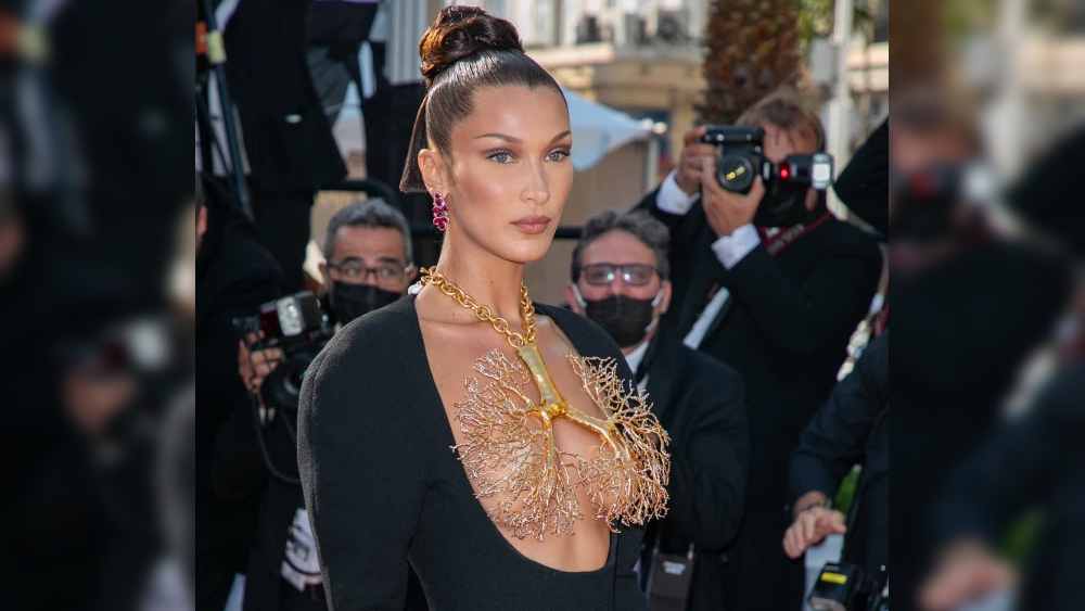 সোনালি ফুসফুস! তবে এই ফুসফুস বুকের ভিতরে নয় বাইরে থাকে। বক্ষ আবরণী হয়ে। কান চলচ্চিত্রোৎসবে আমেরিকার সুপারমডেল বেলা হাদিদের পরা ওই বক্ষ আবরণী আপাতত গোটা বিশ্বের নজরে। ফ্যাশন সমালোচকরা তাতে মুগ্ধ হয়ে জানিয়েছেন, এমন পরিচ্ছদ কানের লাল কার্পেটে তাঁরা আগে কখনও দেখেননি। 