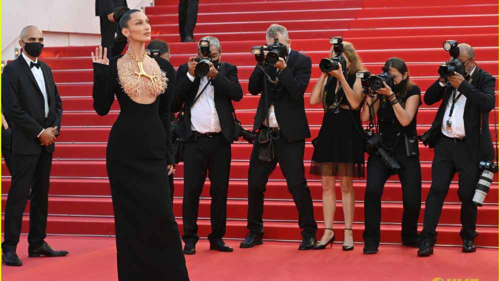 বেলার ওই পোশাক ডিজাইন করেছেন ইতালির নামী ফ্যাশন সংস্থা  শিয়াপারেলির প্রধান শিল্পী ড্যানিয়েল রোজবেরি। ইনস্টাগ্রামে বেলার পোশাকের ছবি ভাগ করে নিয়ে তাঁরা জানিয়েছেন, বেলার জন্য তাঁরা গর্ববোধ করছেন।