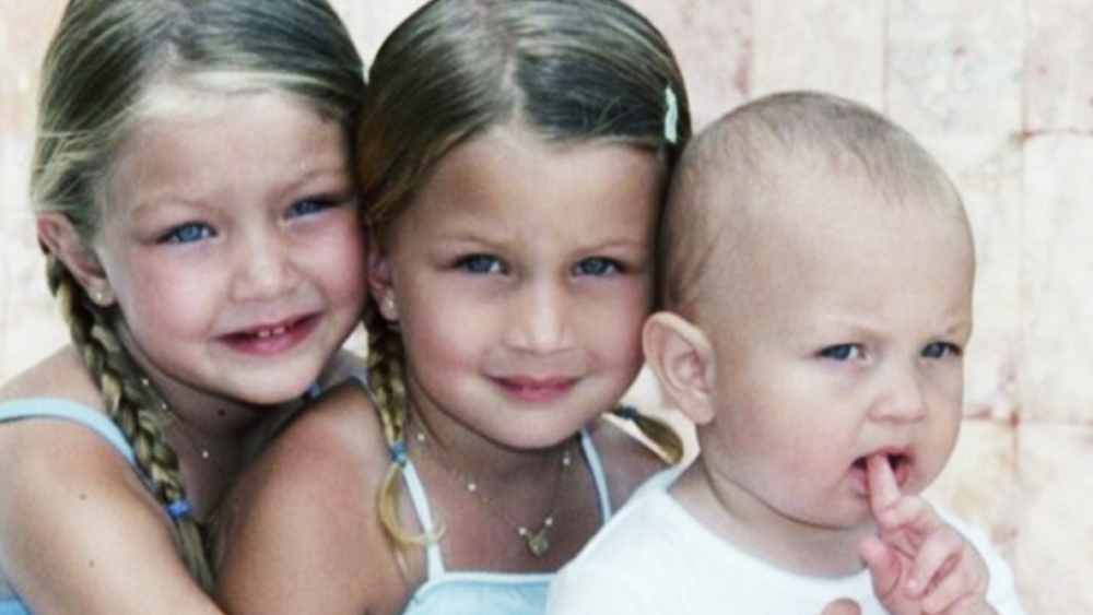 ওয়াশিংটনে জন্ম বেলার। তিন ভাই বােন। বাবা মুসলিম, মা খ্রিস্টান। বেলার পুরো নাম ইসাবেলা খাইর হাদিদ। নিজেকে গর্বিত মুসলিম বলেই পরিচয় দেন তিনি।