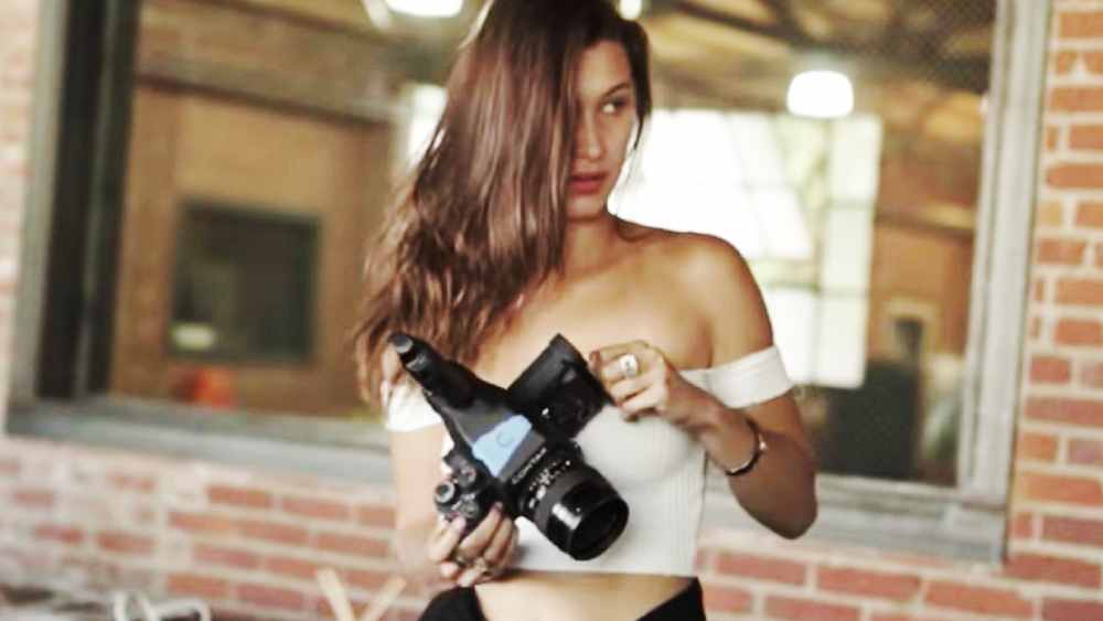 ইকোয়স্ট্রিয়ান না হতে পারার দুঃখ ভুলতে ফোটোগ্রাফি শেখা শুরু করেছিলেন। কিন্তু শেষে ক্যামেরার লেন্সের পিছন থেকে তাঁর সফর এসে থামে ক্যামেরার সামনে। ১৬ বছর বয়সে মডেলিং শুরু করেন বেলা। তবে ২০১৪ সালে নিউ ইয়র্ক ফ্যাশন উইকে তিনি ফ্যাশন দুনিয়ার নজরে পড়েন। 