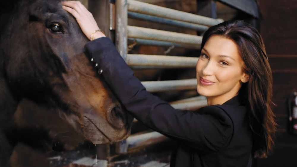 বেলার ওই গাউন এতটাই জনপ্রিয় হয়েছে যে তা নিয়ে নেটমাধ্যমে তৈরি হয়েছে একাধিক মিম বা ব্যঙ্গচিত্রও। তবে এ সব কিছুই বেলাকে এনে দিয়েছে বৃহত্তর প্রচার।    