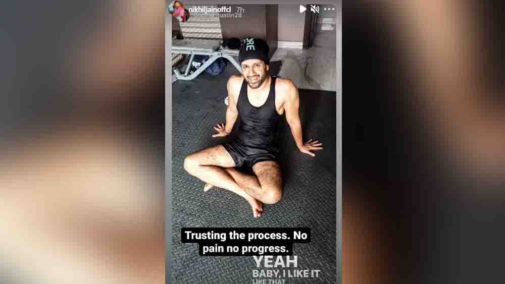 চোখে মুখে ক্লান্তির ছাপ স্পষ্ট হলেও ক্যামেরার দিকে তাকিয়ে নিখিল।