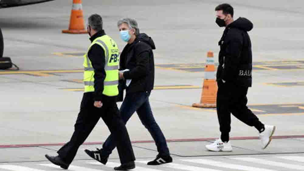 রোজারিয়ো বিমানবন্দরে মেসি।