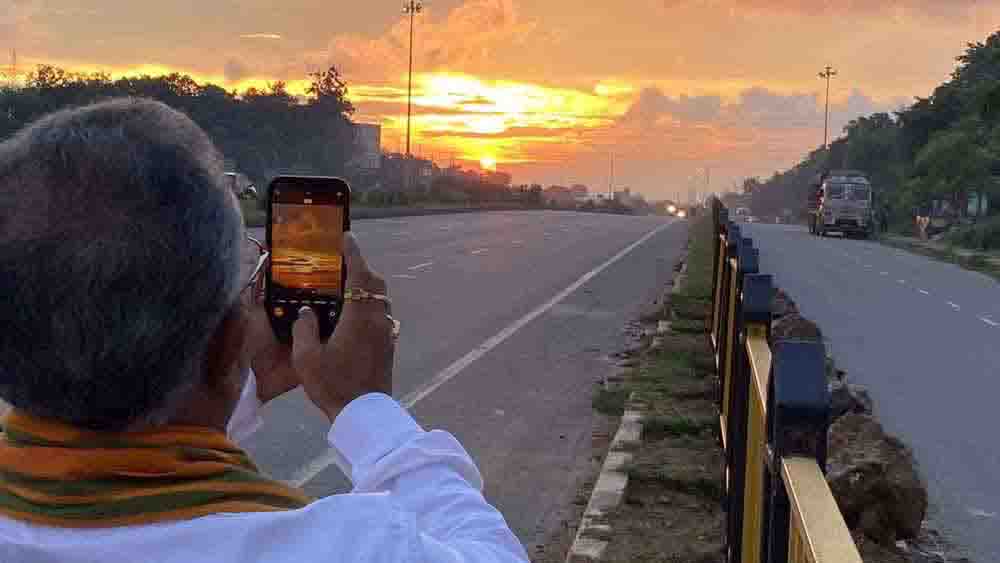 ফ্রেমে সূর্যাস্তের পর তুষারধবল হিমালয়, লেহ থেকে ফটোগ্রাফার দিলীপ পাঠালেন ছবি