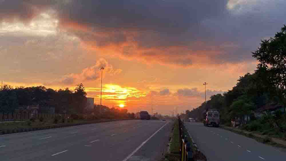 মঙ্গলবার দিলীপ ঘোষের তোলা সূর্যাস্তের ছবি।