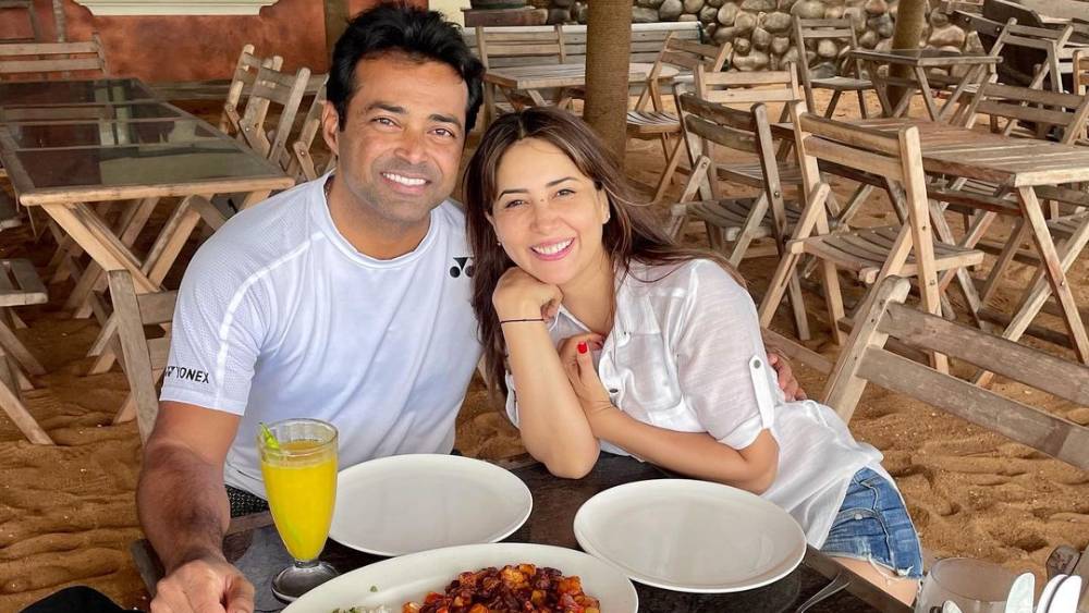 রেস্তোরাঁয় লিয়েন্ডার ও কিম