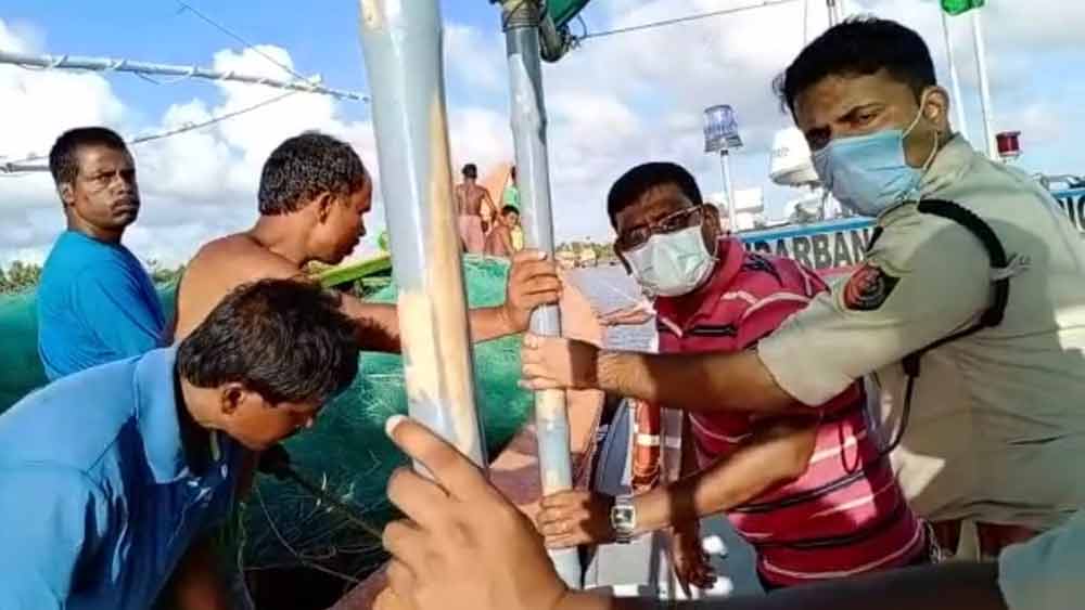 সমুদ্রে মৎস্যজীবী, পুলিশ এবং উপকূল রক্ষীবাহিনীর সম্মিলিত তল্লাশি।